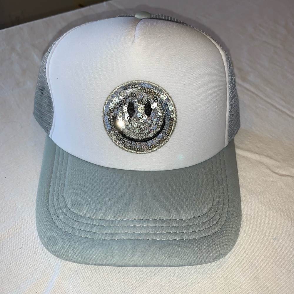 Grey smiley face trucker hat 😻